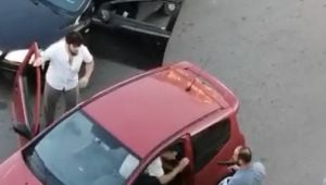 Yol verme kavgasında vatandaşı silahla tehdit etti