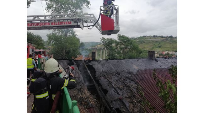 Yoldan atılan izmarit evin çatısını küle çevirdi
