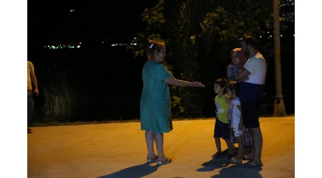 Alevlere teslim olan tekneden yüzerek kurtuldular