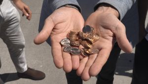 Aracında bulduğu altın dolu poşeti polise teslim etti