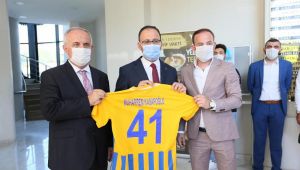 Bakan Kasapoğlu Derincespor'a başarılar diledi