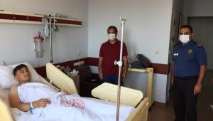 Bekçi hırsızları kovalarken çukura düşüp yaralandı