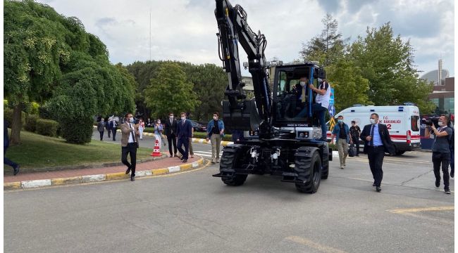 Cumhurbaşkanı Erdoğan, yerli ve elektrikli Ekskavatör’ü kullandı