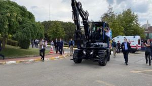 Cumhurbaşkanı Erdoğan, yerli ve elektrikli Ekskavatör’ü kullandı