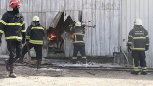 Gebze'de depo yangını 2 saatlik çalışma ile söndürüldü