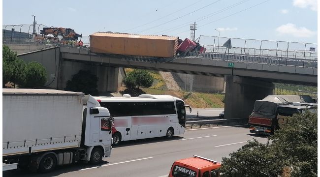 Gebze'de devrilen tır köprüde aslı kaldı
