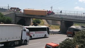 Gebze'de devrilen tır köprüde aslı kaldı