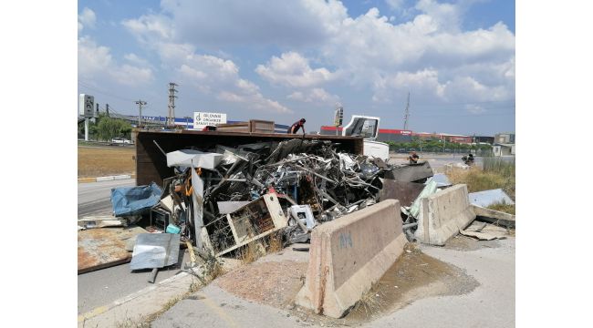 Gebze'de hurda yüklü kamyon devrildi