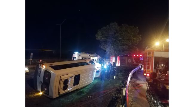 Gebze'de servis aracı devrildi: 6 yaralı
