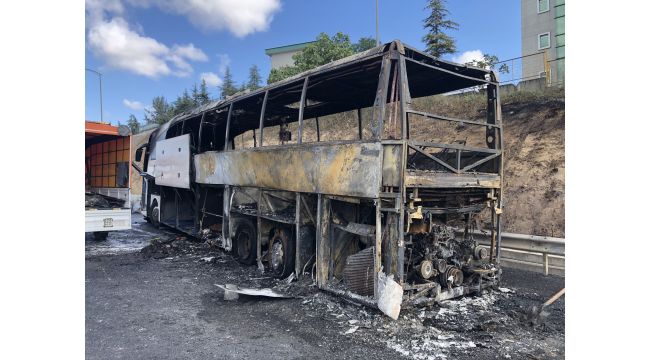 Gebze TEM’de yolcu otobüsü alev alev yandı