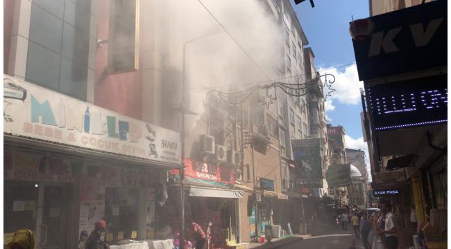 İş merkezinde çıkan yangın vatandaşları sokağa döktü