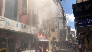 İş merkezinde çıkan yangın vatandaşları sokağa döktü