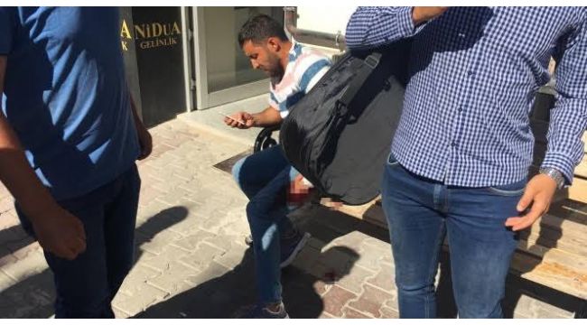 Kavgayı ayırmak isterken bıçaklandı