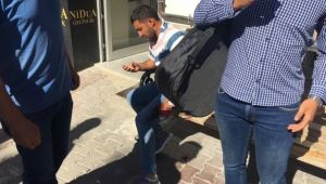 Kavgayı ayırmak isterken bıçaklandı