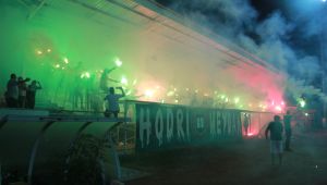 Kocaelispor taraftarları yeni transferleri antrenmanda meşalelerle karşıladı