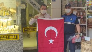 Körfez esnafına Türk bayrağı dağıtıldı