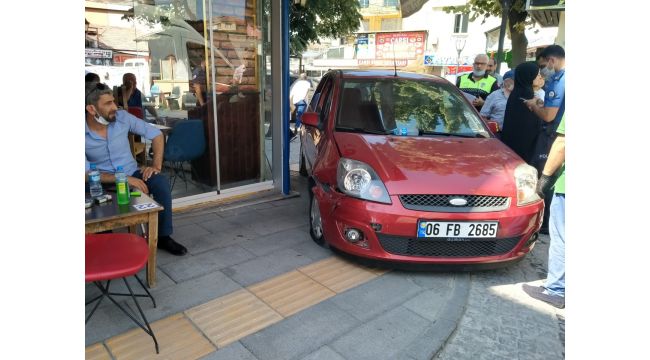 Lastiği patlayan otomobil çay ocağına daldı: 1 yaralı