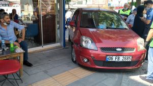 Lastiği patlayan otomobil çay ocağına daldı: 1 yaralı