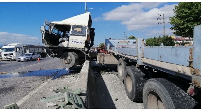 Manevra yapan tır beton bariyerlerde asıldı kaldı