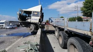 Manevra yapan tır beton bariyerlerde asıldı kaldı