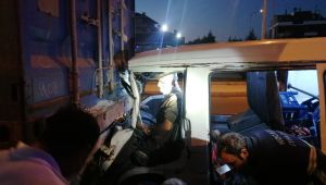 Minibüs sürücüsü tıra arkadan çarptı