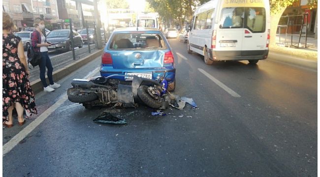 Motosiklet otomobile çarptı: 2 yaralı