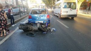 Motosiklet otomobile çarptı: 2 yaralı