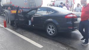 Dilovası'nda otomobil tankere çarptı