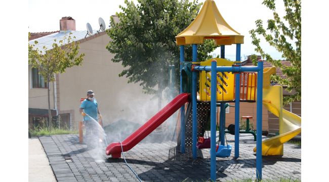 Parklar çocuklar için dezenfekte ediliyor