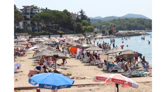 Sıcaktan bunalan Kocaelililer plajlara akın etti