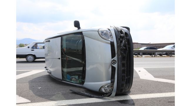 TEM’de otomobille çarpışan araç devrildi