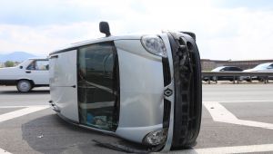 TEM’de otomobille çarpışan araç devrildi