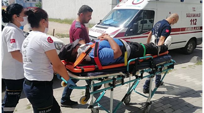 Ters yönde giden araç geri manevra yaparken motosiklete çarptı: 1 yaralı