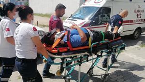 Ters yönde giden araç geri manevra yaparken motosiklete çarptı: 1 yaralı