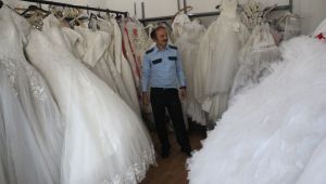 Topladığı gelinliklerle ihtiyaç sahibi gelin adaylarının yüzünü güldürüyor