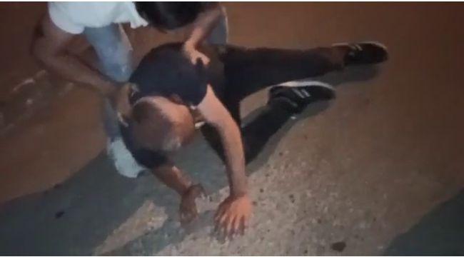 Uyuşturucu sattığı iddia edilen şahsı sokak ortasında dövdüler