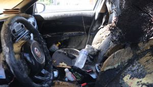 Yanan otomobilden son anda kurtuldular