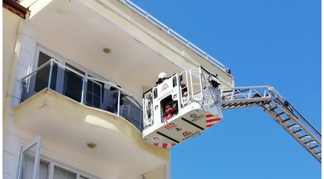 Yangın çıkan binada mahsur kalan vatandaşları itfaiye kurtardı