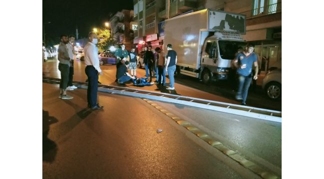 Yolda giden motosiklet sürücüsünün üzerine merdiven düştü
