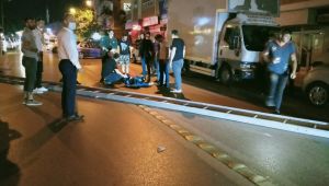 Yolda giden motosiklet sürücüsünün üzerine merdiven düştü