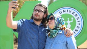 47 yaşında üniversite sınavını kazanan anne oğluyla aynı kampüsü paylaşacak