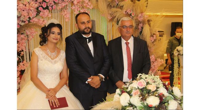 Adnan Sak'tan oğlunun düğününde örnek davranış