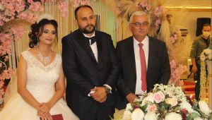 Adnan Sak'tan oğlunun düğününde örnek davranış