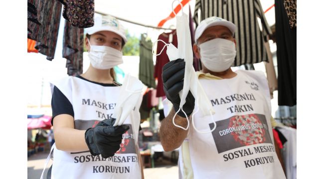 Baba ve kızı virüse karşı sokak sokak maske dağıtıyor