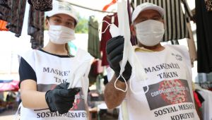 Baba ve kızı virüse karşı sokak sokak maske dağıtıyor