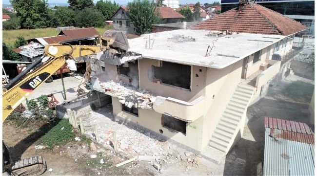 Başiskele’de can güvenliğini tehdit eden metruk binalar yıkılıyor
