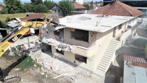 Başiskele’de can güvenliğini tehdit eden metruk binalar yıkılıyor