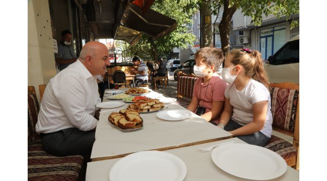 Başkan miniklerin kahvaltı davetini geri çevirmedi