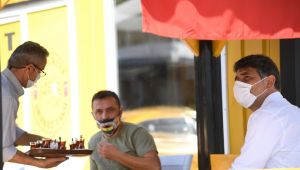 Başkan Kocaman, kendisini çaya davet eden taksicileri kırmadı
