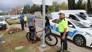 Bisikletle çarpışan motosiklet sürücüsü yaralandı